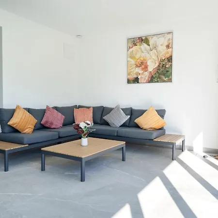 Sibi - Private Pool & Garden Villa *
